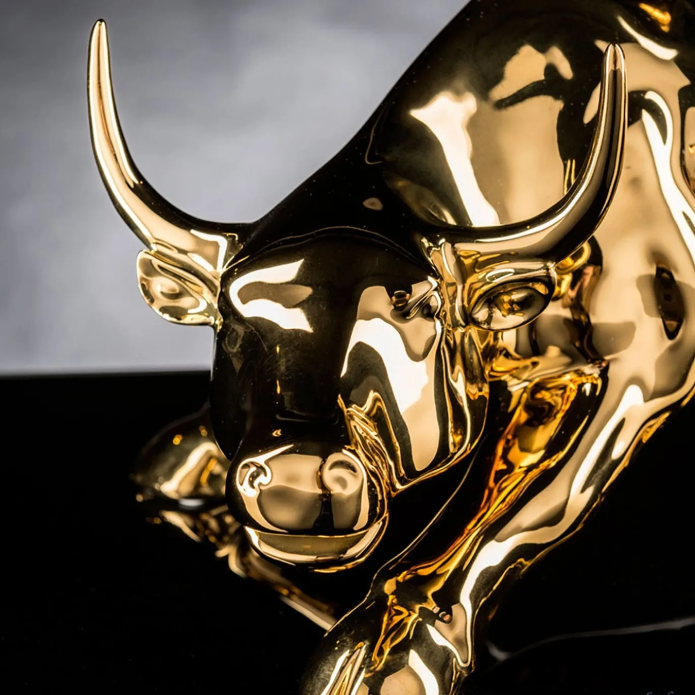 Scultura Toro di Wall Street Grande in Ceramica Dorata