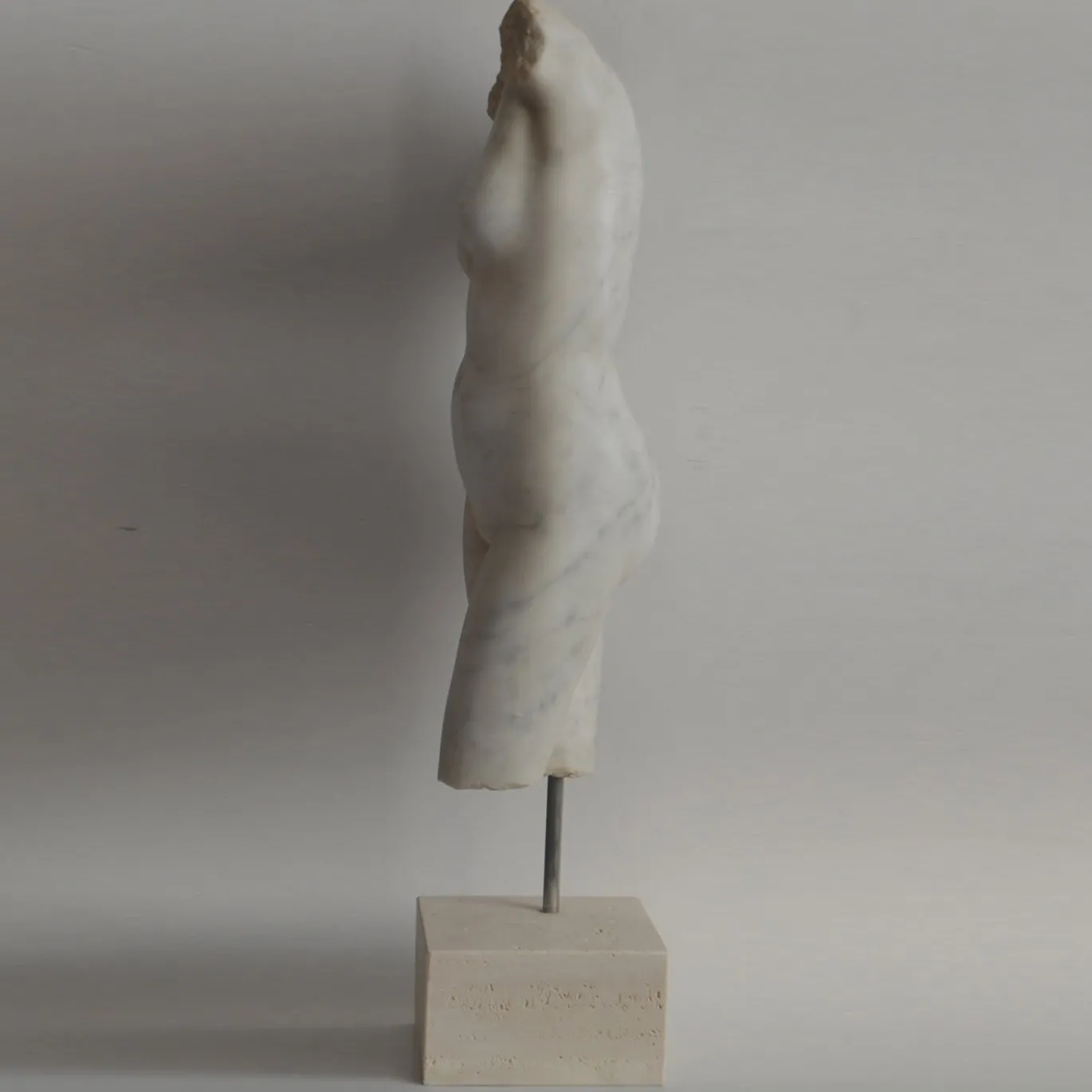 Scultura Torso Femminile in Marmo Bianco di Carrara