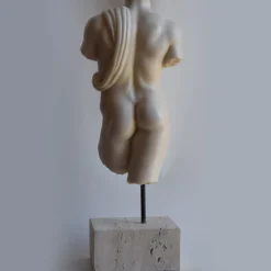 Scultura Torso Maschile Panneggiato in Marmo Bianco di Carrara