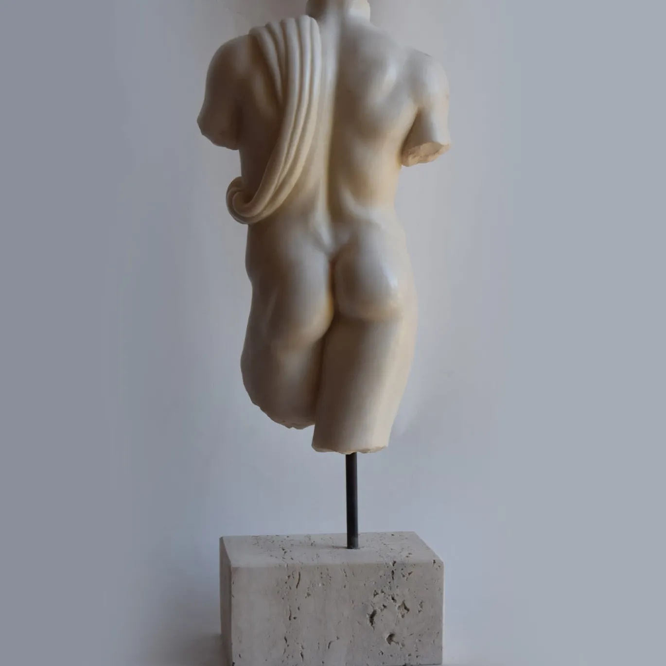 Scultura Torso Maschile Panneggiato in Marmo Bianco di Carrara