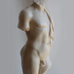 Scultura Torso Maschile Panneggiato in Marmo Bianco di Carrara