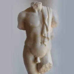 Scultura Torso Maschile Panneggiato in Marmo Bianco di Carrara