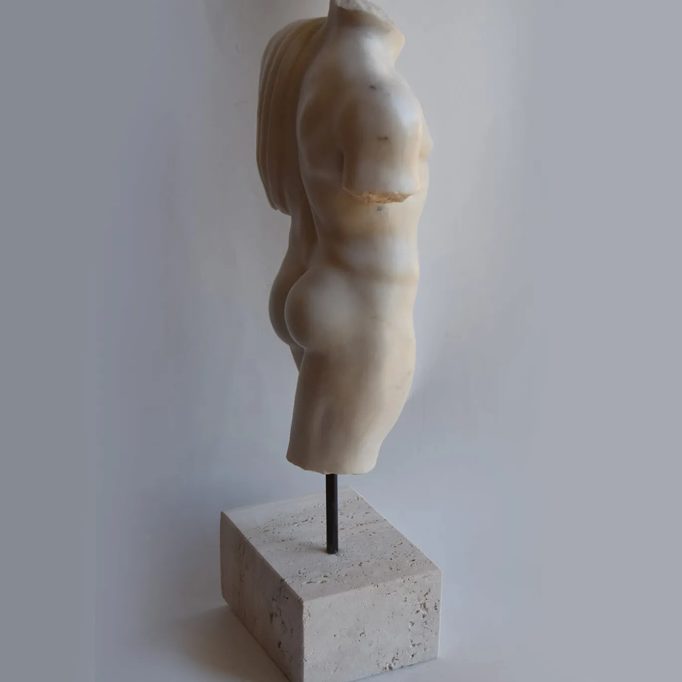 Scultura Torso Maschile Panneggiato in Marmo Bianco di Carrara