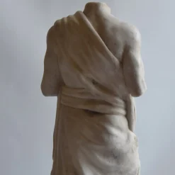 Scultura Torso Panneggiato in Marmo Bianco di Carrara