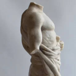 Scultura Torso Panneggiato in Marmo Bianco di Carrara