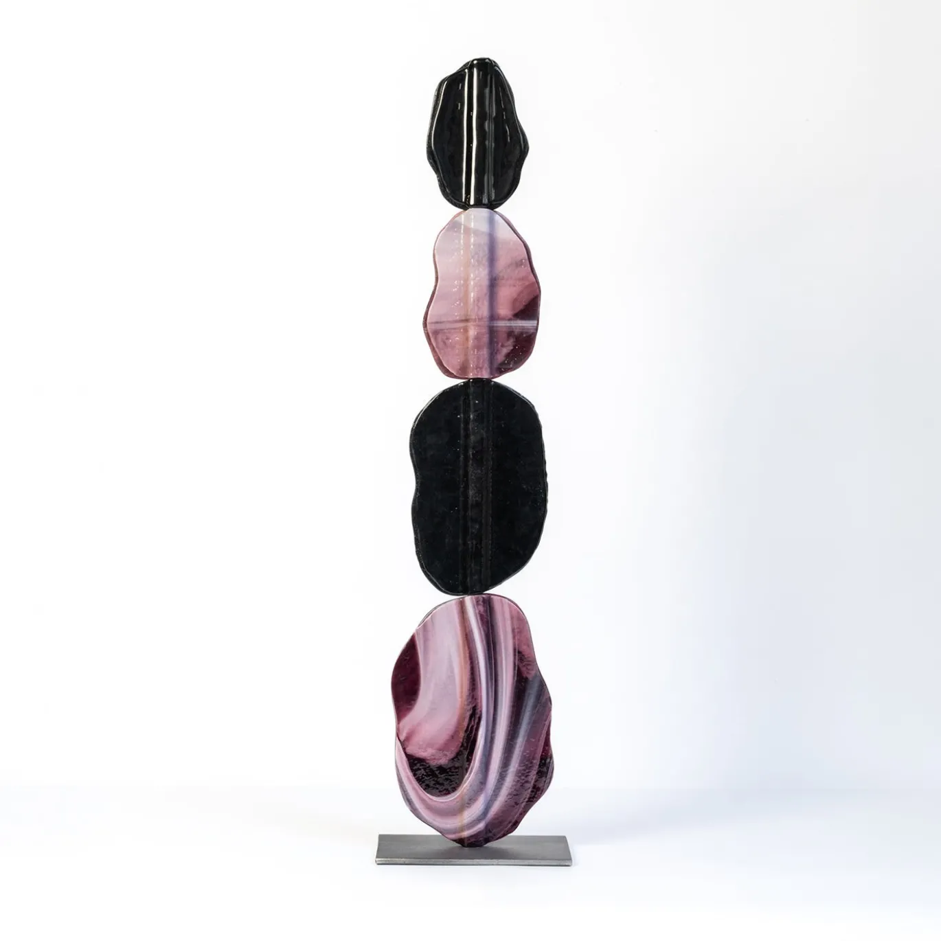 Scultura Turtle Shell Totem in vetro di Murano lilla effetto marmo e oro metallizzato