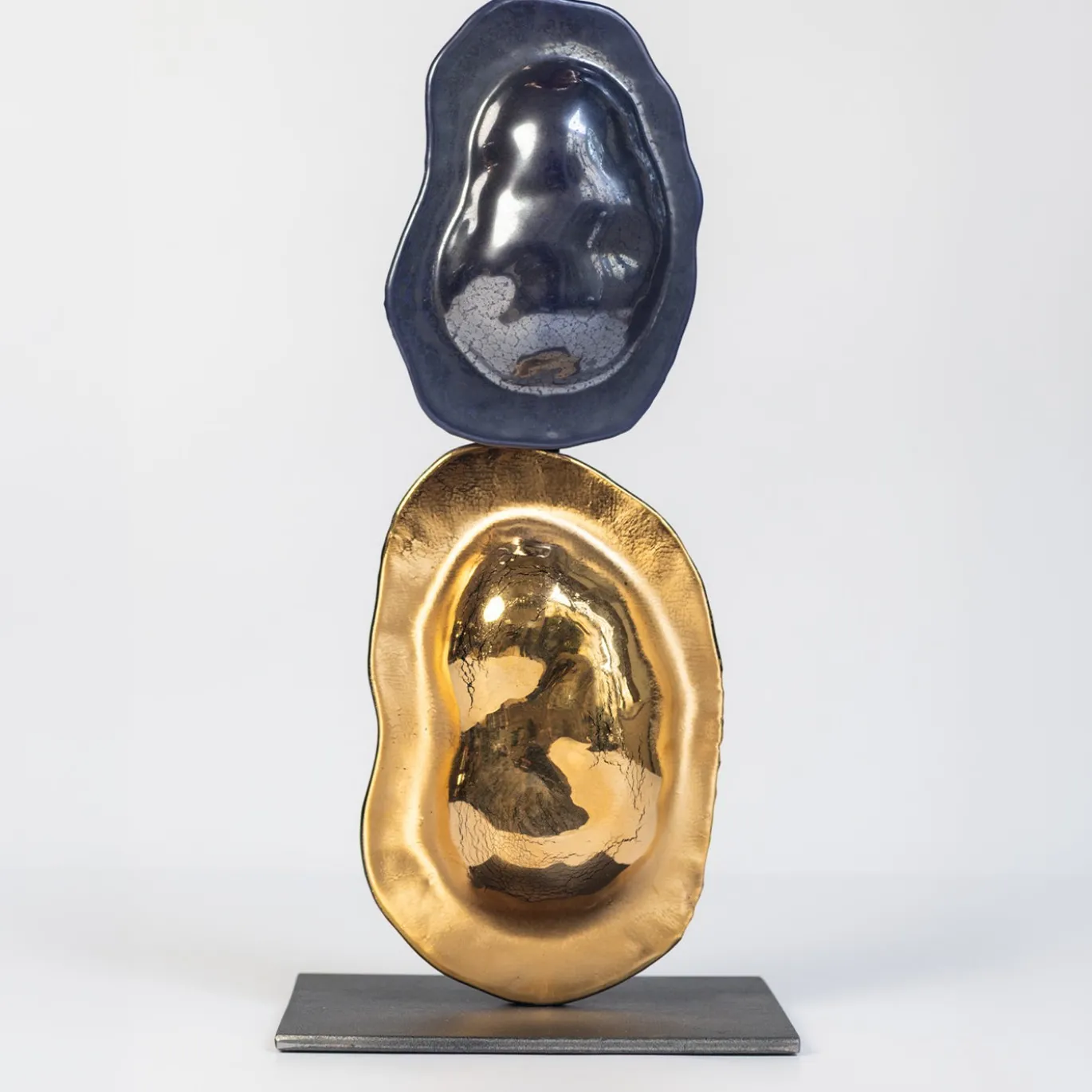 Scultura Turtle Shell Totem in vetro di Murano metallizzato oro, blu e oro rosso