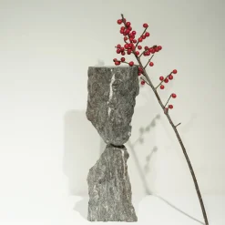 Scultura Upsidedown in Marmo Nero