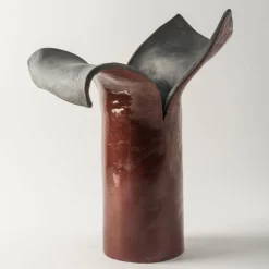 Scultura/vaso in ceramica amaranto Petali D'Oriente di Nino Basso
