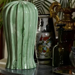 Scultura verde alta di cactus