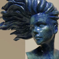 Scultura Woman in the Wind in Bronzo
