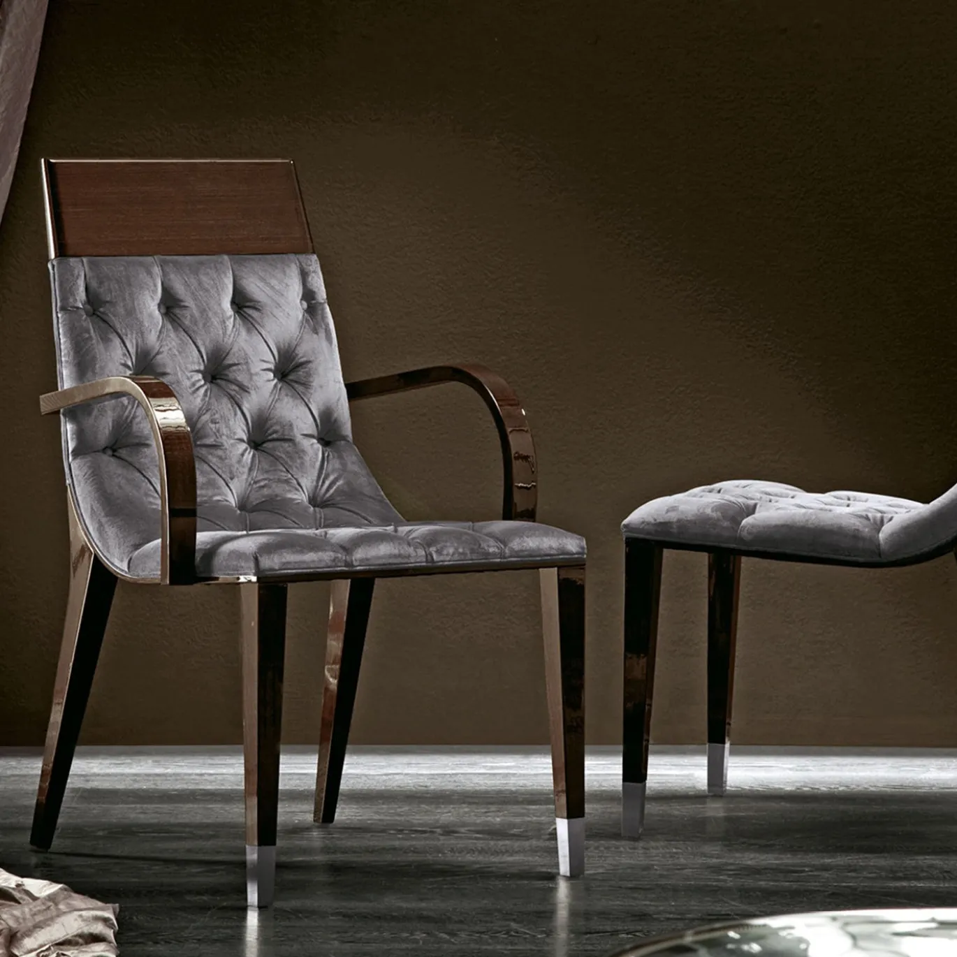 Sedia Absolute in tessuto grigio e marrone con braccioli