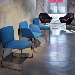 Sedia a slitta Vela Blue di Lievore Altherr Molina