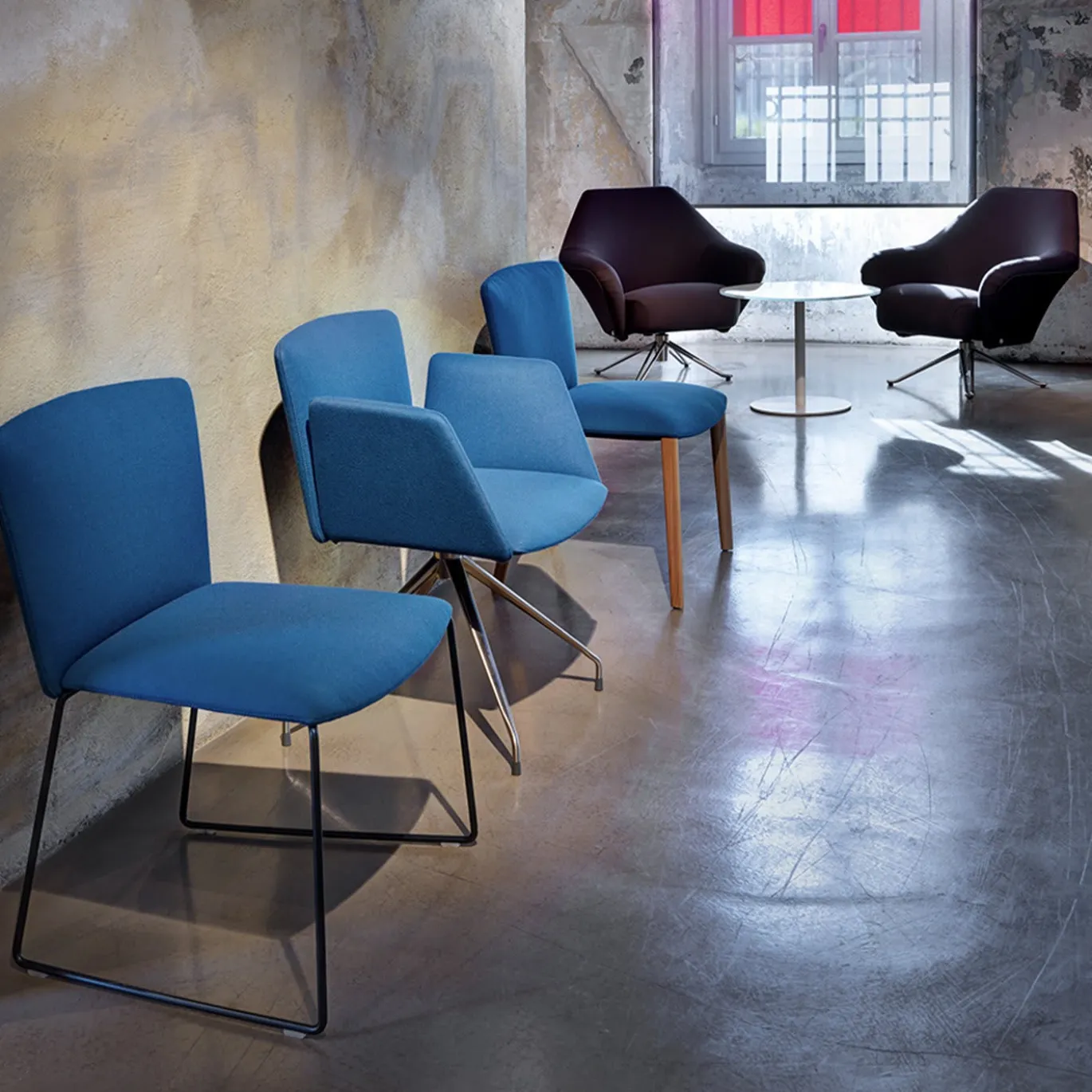 Sedia a slitta Vela Blue di Lievore Altherr Molina