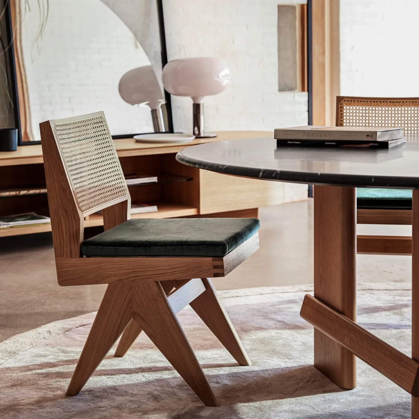 Sedia Capitol Complex, Hommage à Pierre Jeanneret, legno di quercia nera