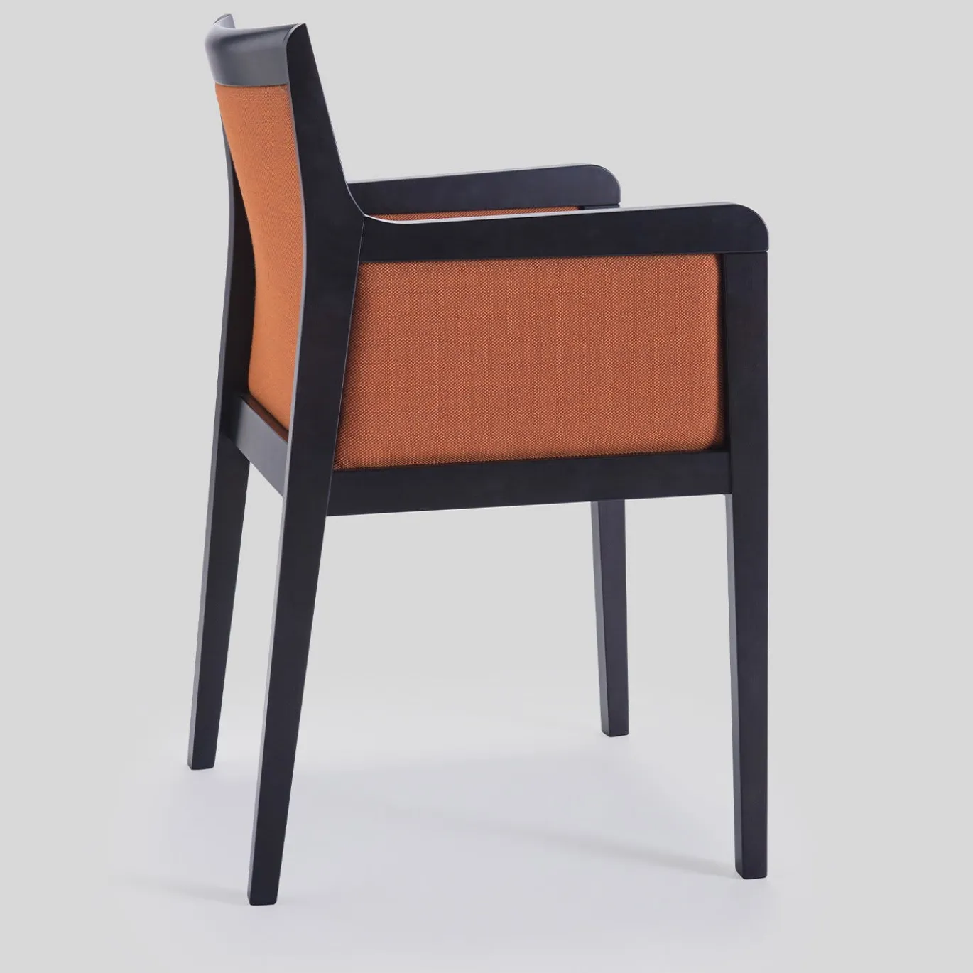 Sedia completamente arancione di Umberto Bertoni
