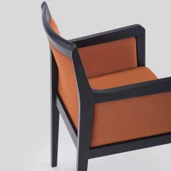 Sedia completamente arancione di Umberto Bertoni