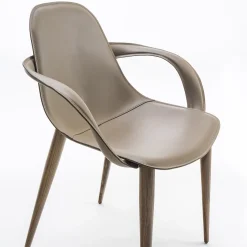 Sedia con gambe in legno Couture di Stefano Bigi