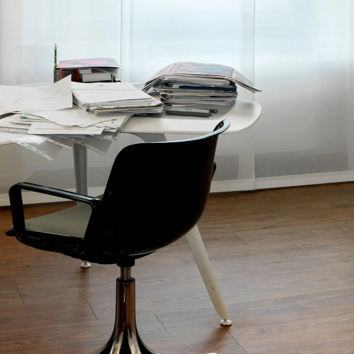 Sedia con rotelle Modus Black con braccioli di Centro Progetti Tecno