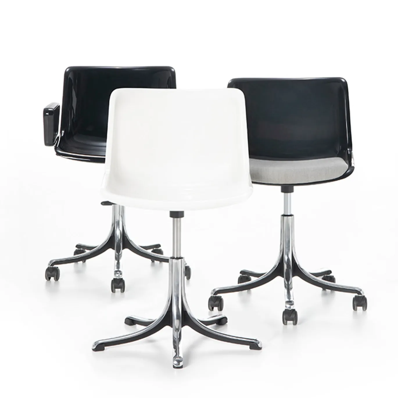 Sedia con rotelle Modus Black con braccioli di Centro Progetti Tecno