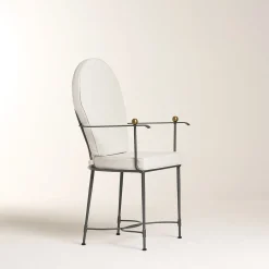 Sedia con schienale curvo e cuscino