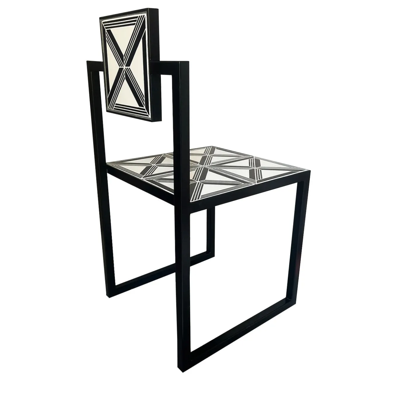 Sedia da esterno Trellis con piastrelle bianche e nere