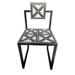 Sedia da esterno Trellis con piastrelle bianche e nere