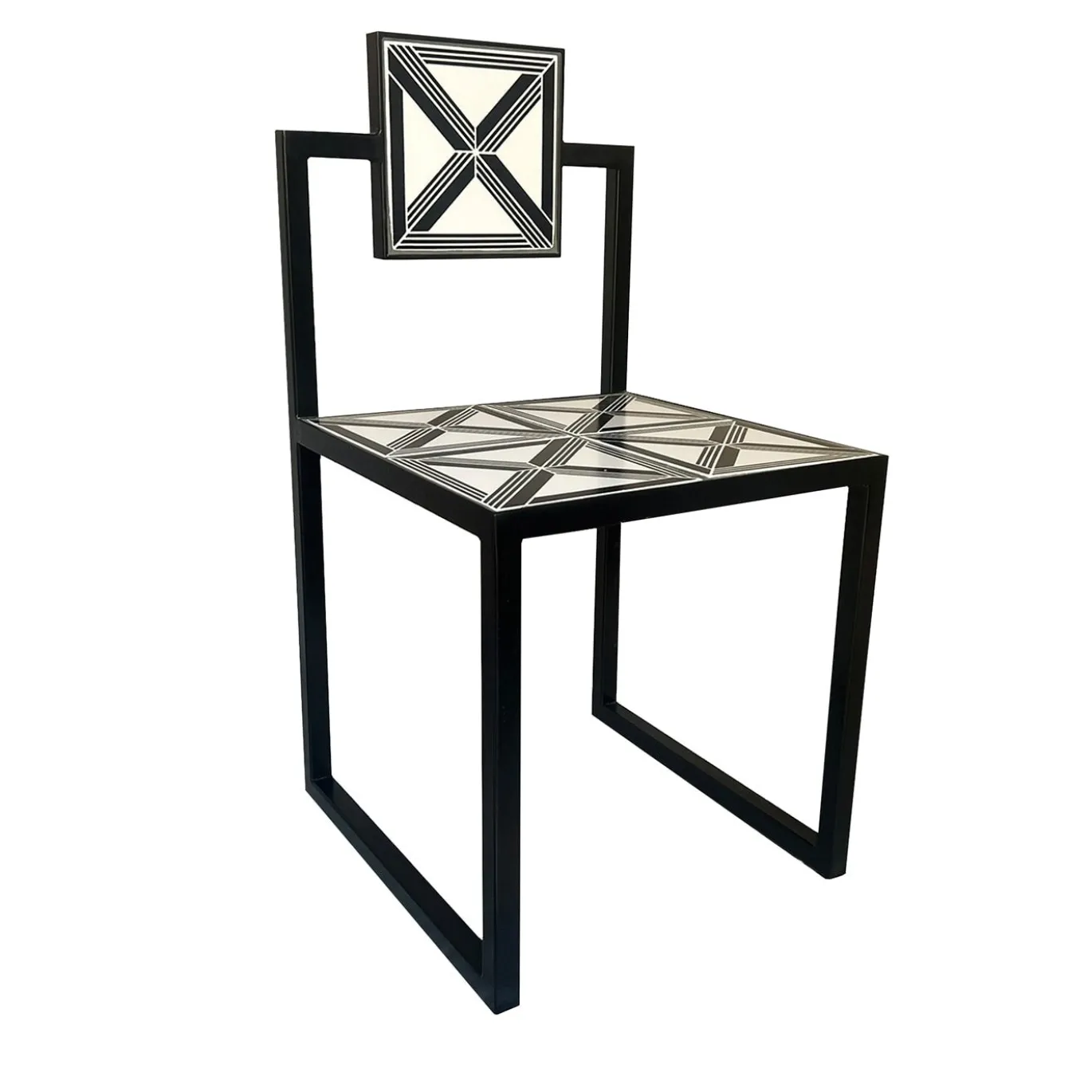 Sedia da esterno Trellis con piastrelle bianche e nere