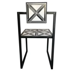 Sedia da esterno Trellis con piastrelle bianche e nere