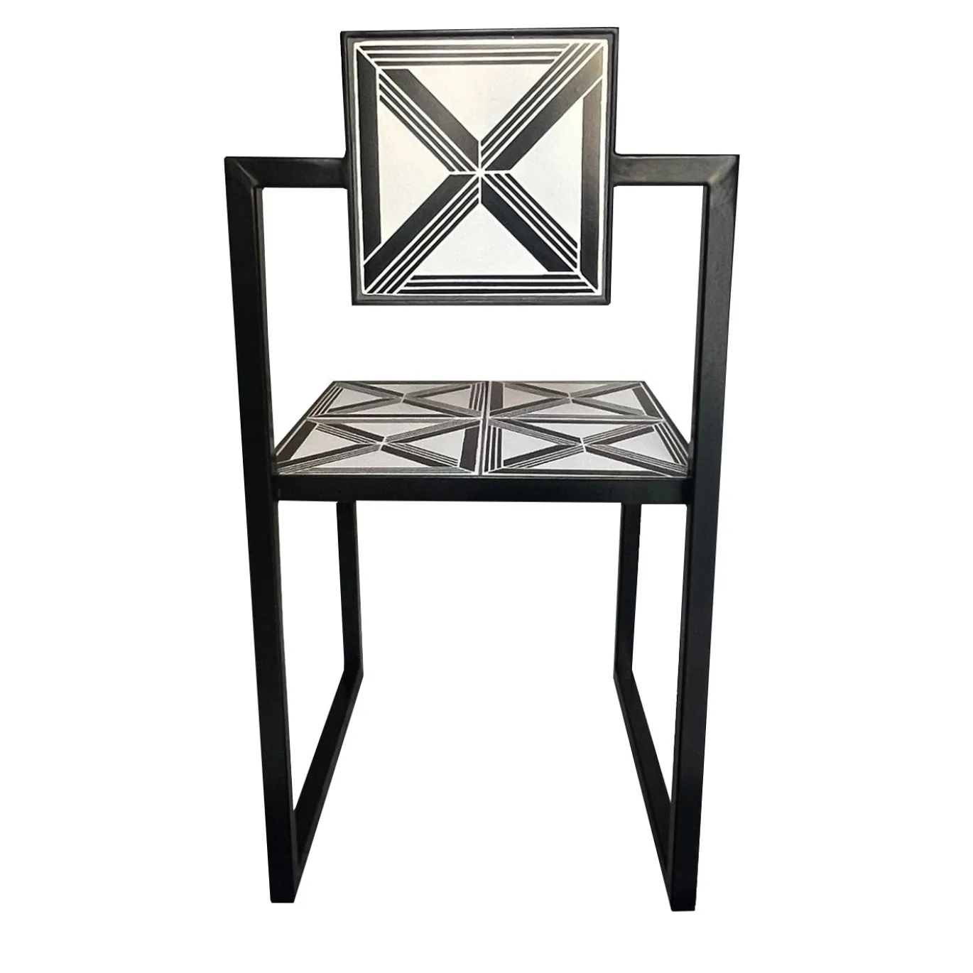 Sedia da esterno Trellis con piastrelle bianche e nere