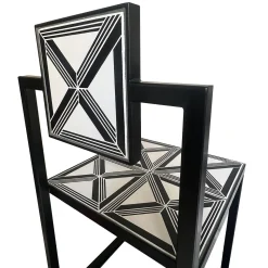 Sedia da esterno Trellis con piastrelle bianche e nere