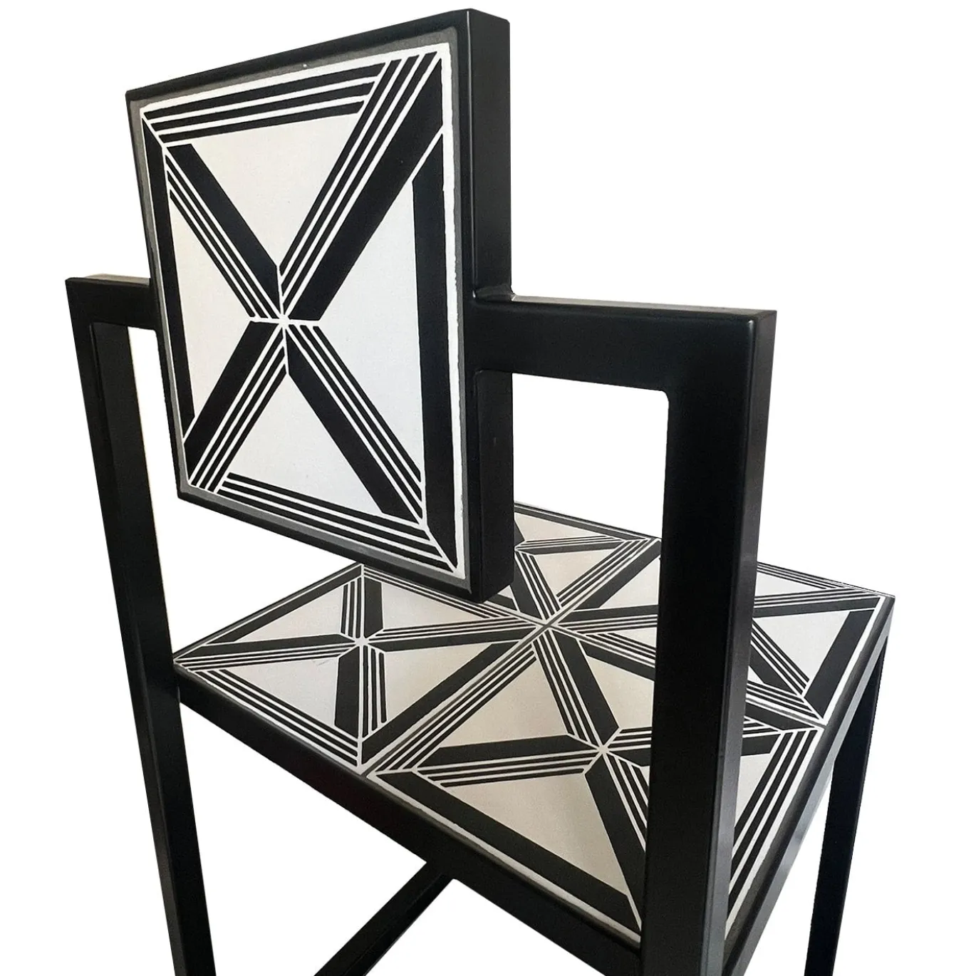 Sedia da esterno Trellis con piastrelle bianche e nere