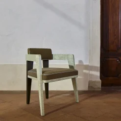 Sedia da pranzo Forma in tessuto marrone con struttura in legno massello