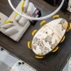 Sedia da pranzo Seidecimi con schienale e braccioli rimovibili in velluto giallo