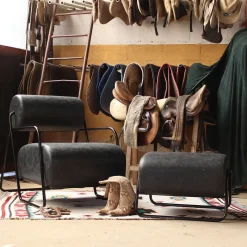 Sedia da salotto Kate con pouf in pelle nera
