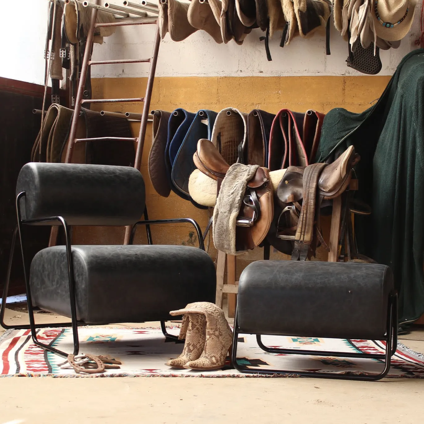 Sedia da salotto Kate con pouf in pelle nera