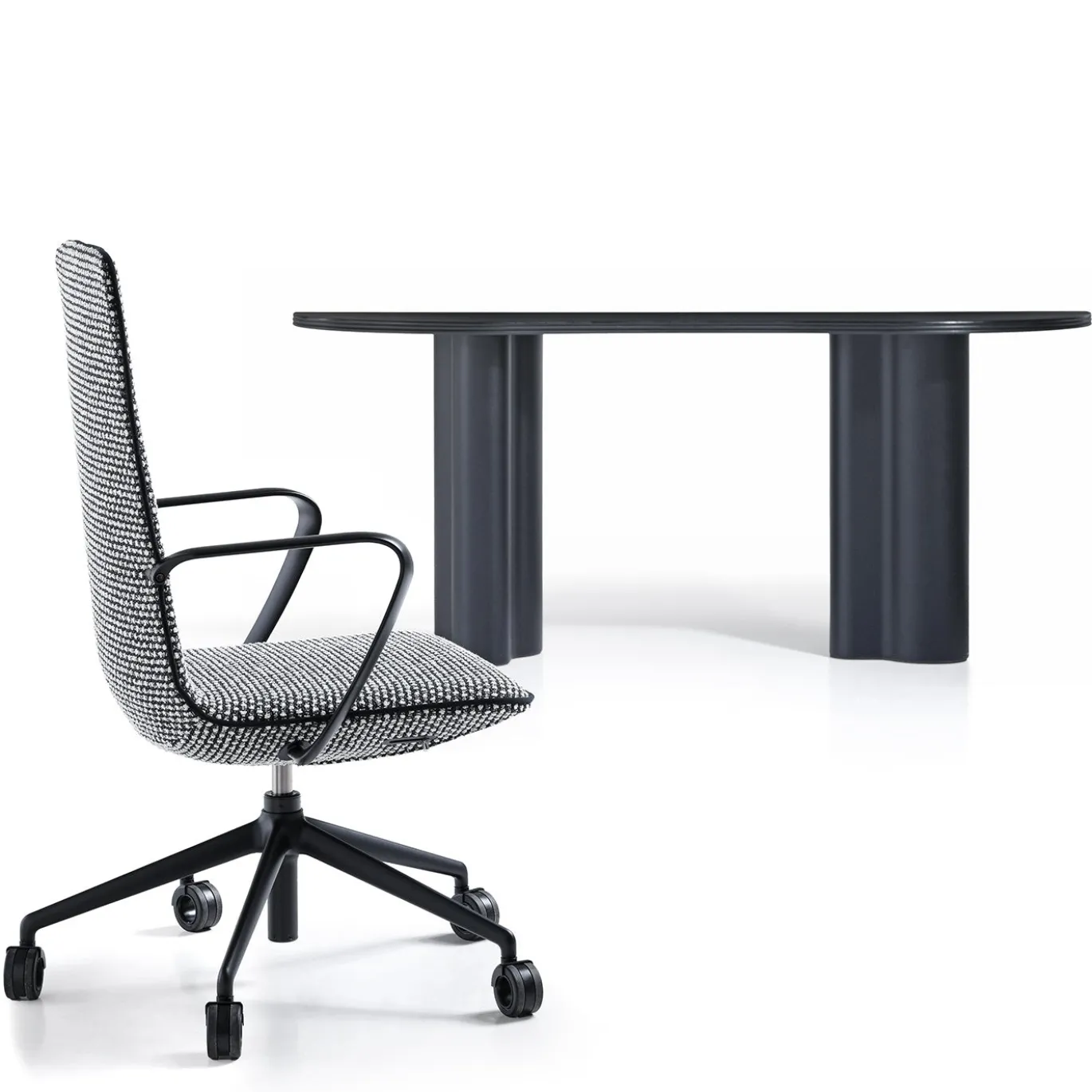 Sedia da ufficio imbottita L-Air con struttura in alluminio nero