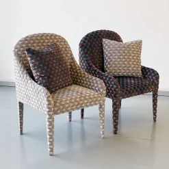 Sedia Elisabetta con motivo geometrico azzurro e ruggine di Davide Barzaghi