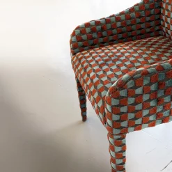 Sedia Elisabetta con motivo geometrico azzurro e ruggine di Davide Barzaghi