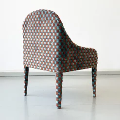 Sedia Elisabetta con motivo geometrico azzurro e ruggine di Davide Barzaghi