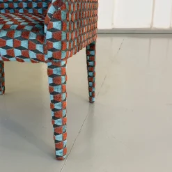 Sedia Elisabetta con motivo geometrico azzurro e ruggine di Davide Barzaghi