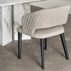 Sedia Elsa in pelle nabuk color sabbia e rovere nero di Castello Lagravinese