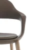 Sedia Frenchkiss con schienale alto e gambe in legno di Stefano Bigi