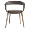Sedia Frenchkiss con schienale basso e gambe in legno di Stefano Bigi