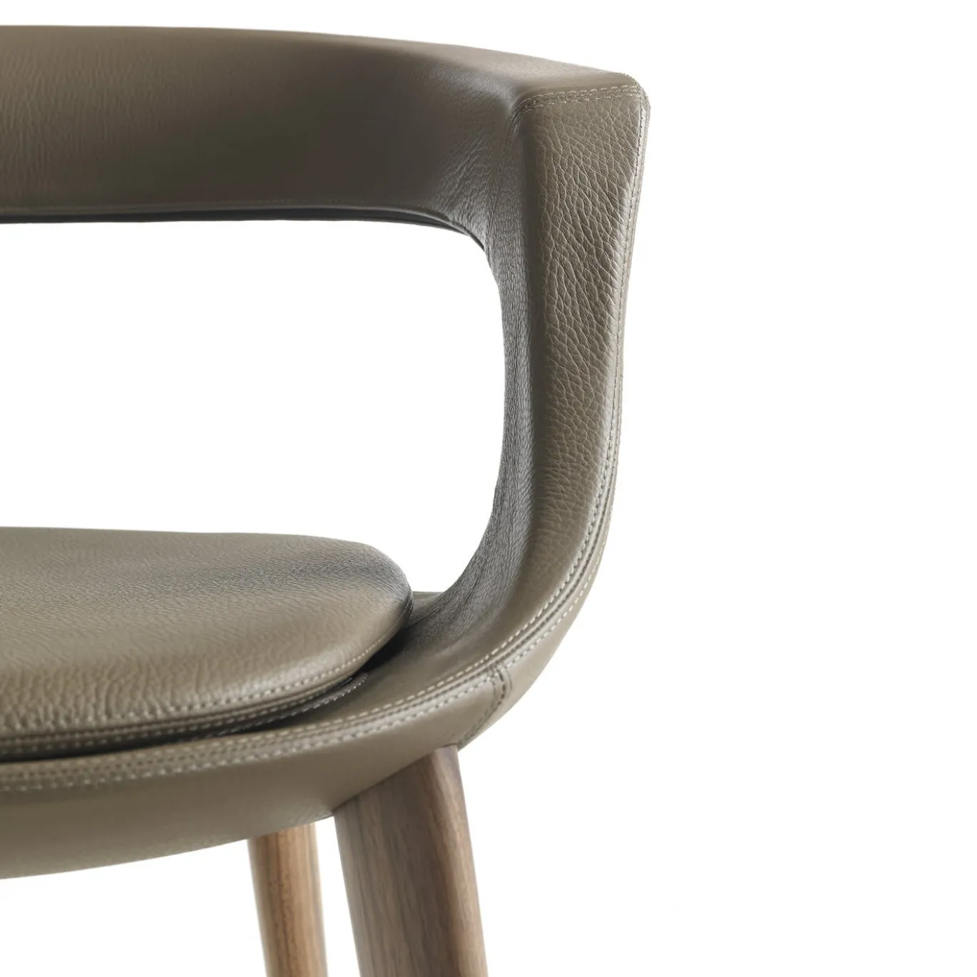 Sedia Frenchkiss con schienale basso e gambe in legno di Stefano Bigi
