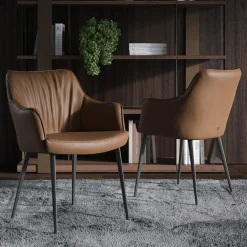 Sedia Gaia in pelle cognac con gambe in metallo