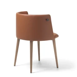 Sedia in pelle Pergy con gambe in noce e gancio per borsa