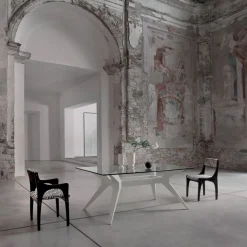 Sedia Lola con braccioli in bianco e nero ispirata agli anni '50
