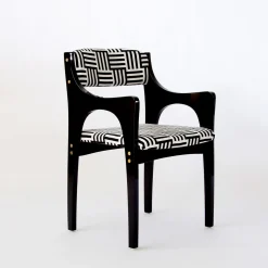 Sedia Lola con braccioli in bianco e nero ispirata agli anni '50