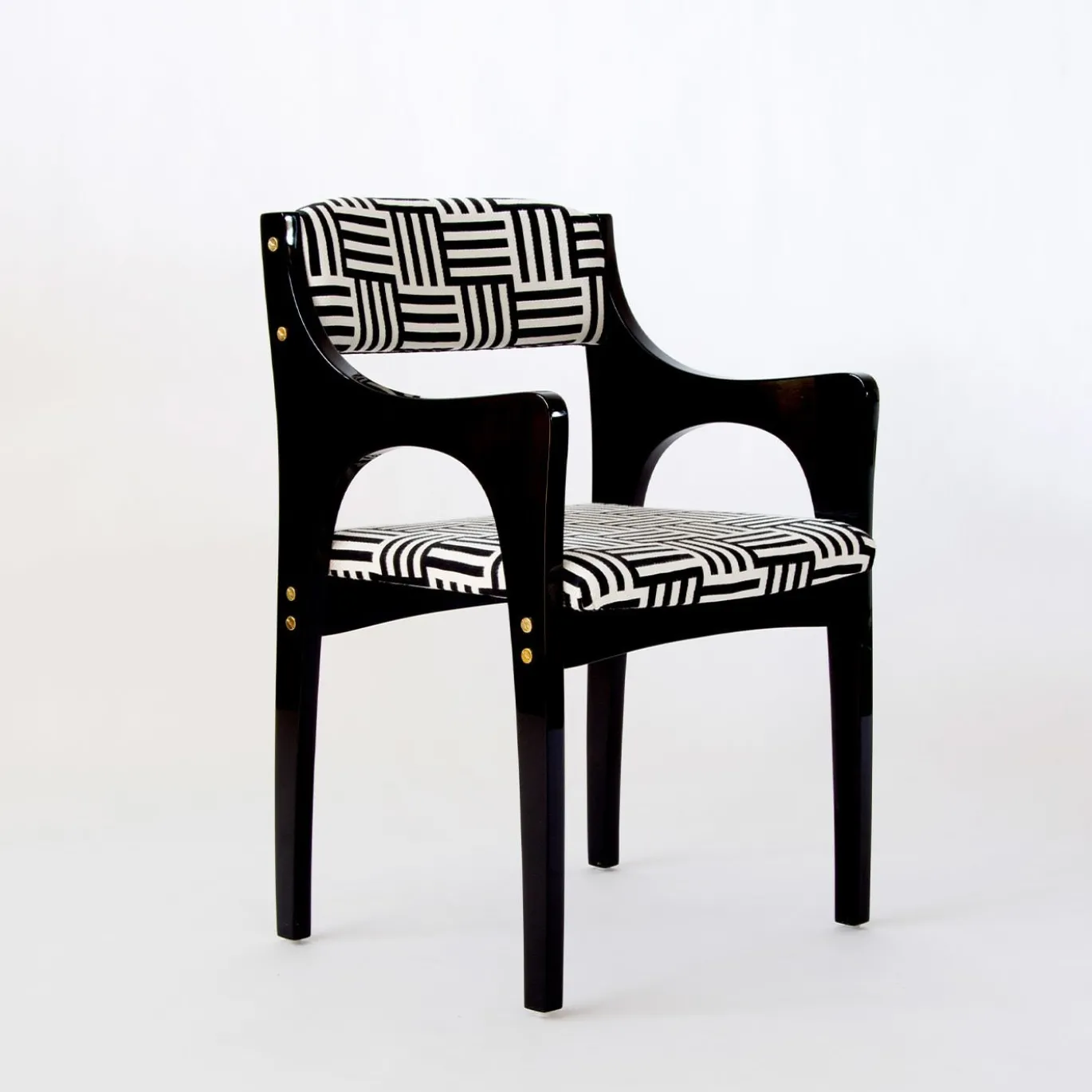 Sedia Lola con braccioli in bianco e nero ispirata agli anni '50
